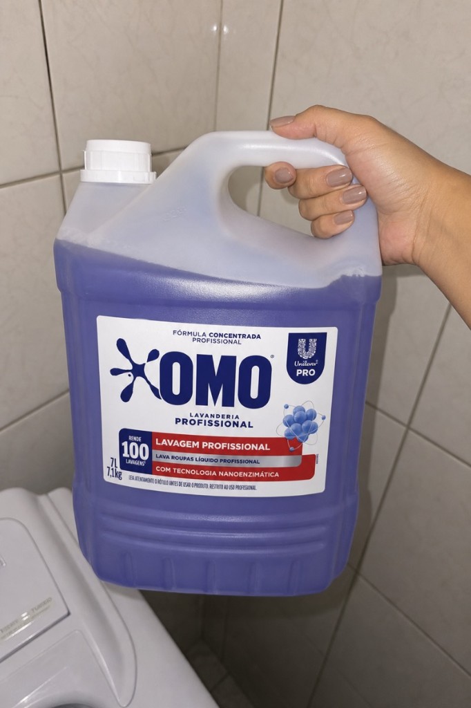 Galão OMO 7L na área de serviço